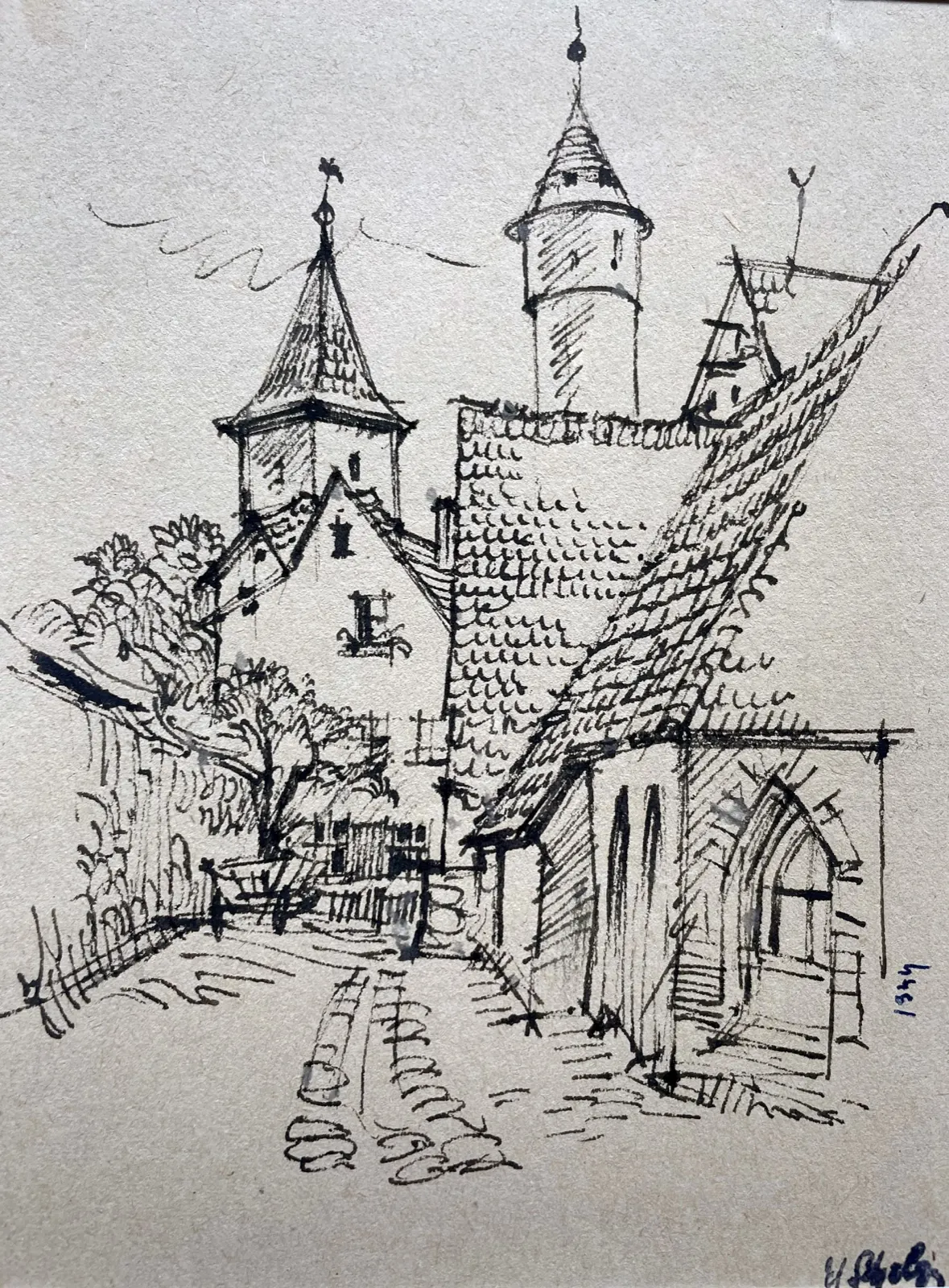 Straße mit Häusern und Türmen im Hintergrund in Rothenburg o. T.