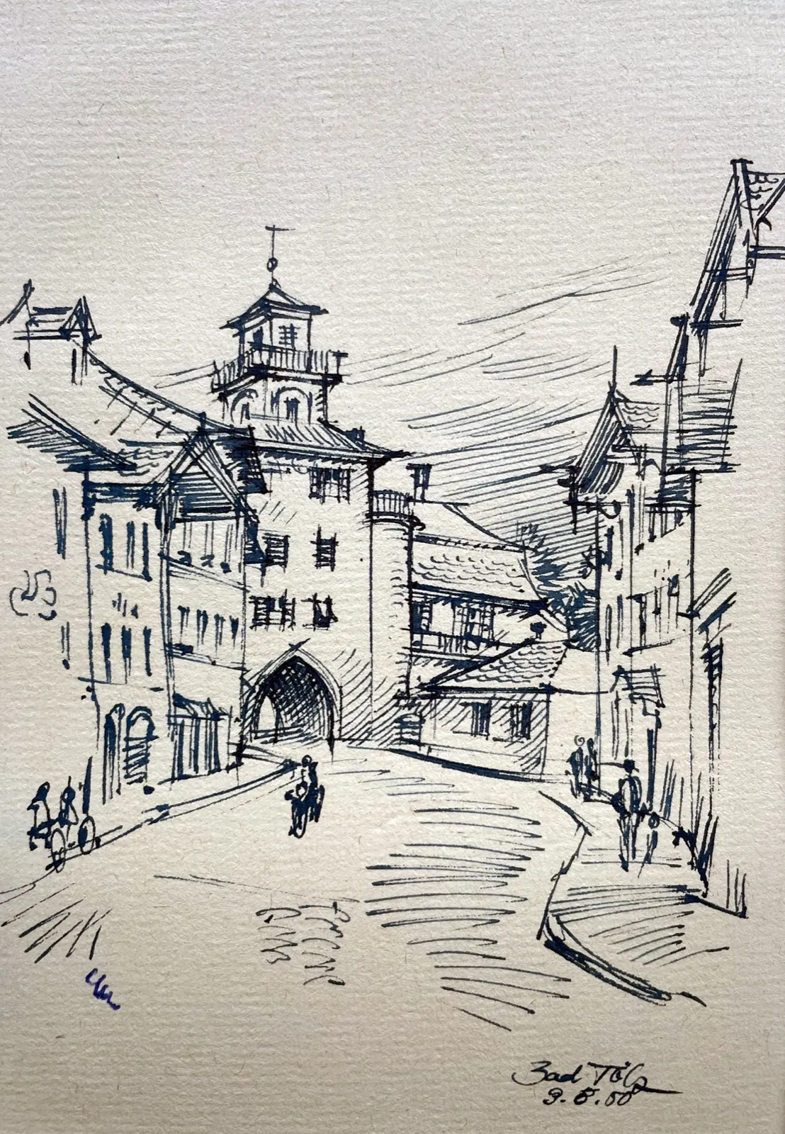 Straße mit Häusern und Stadttor in Bad Tölz