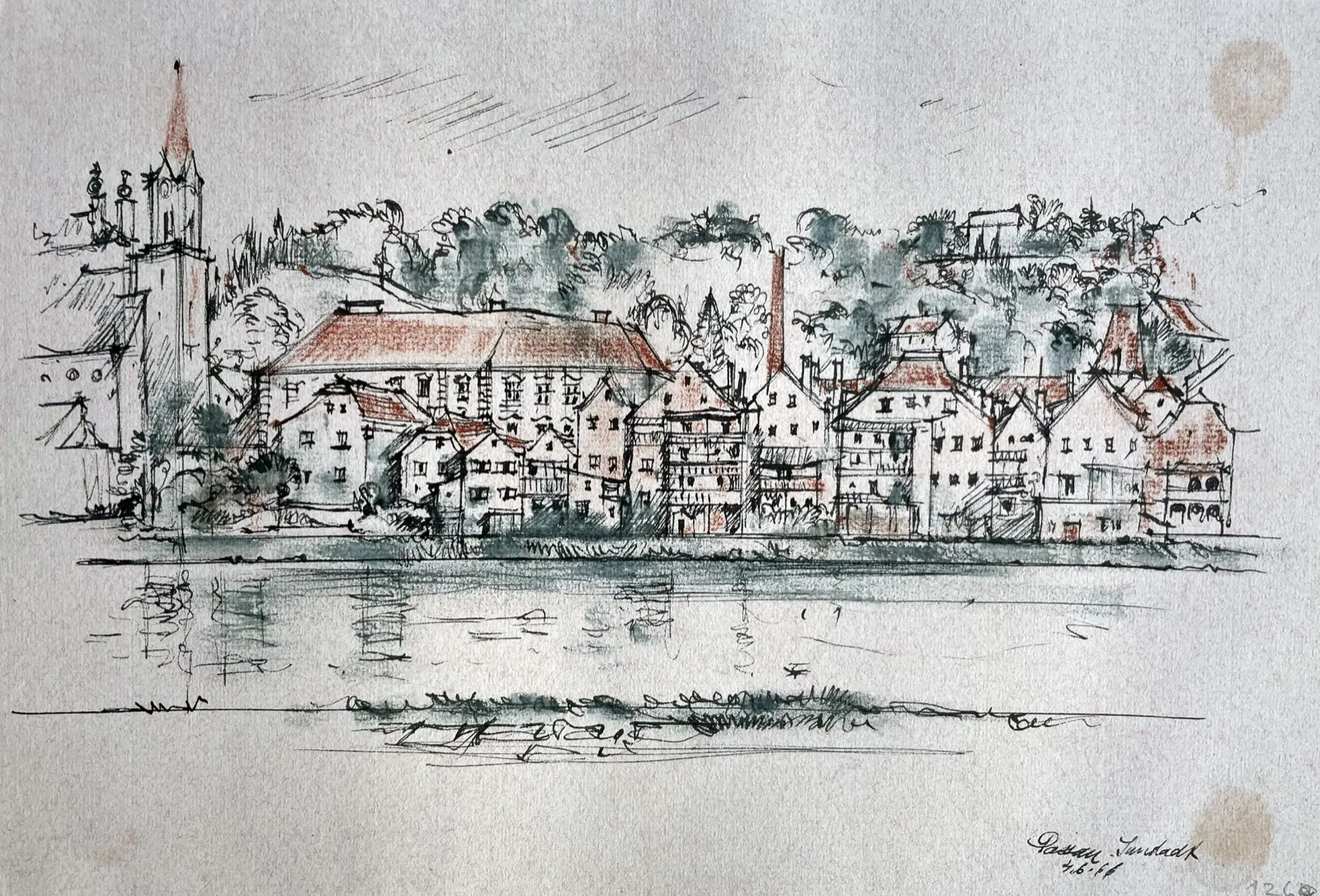 Stadtansicht der Innenstadt von Passau mit Donau im Vordergrund